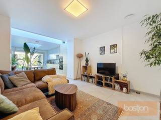 Energiezuinige woning voorzien van alle comfort.<br /><br />Deze woning werd volledig gerenoveerd volgens de huidige normen en is voorzien van zonnepanelen, isolatie, vloerverwarming in de leefruimte, ventilatie, waterverzachter, regenwater...<br /><br />De indeling: inkom, wasplaats, toilet, zithoek, open keuken - volledig ingericht, tuin met berging en uitweg achteraan voor fietsen, op de eerste verdieping een badkamer met bad en douche en een slaapkamer, op de tweede verdieping twee slaapkamers met ingemaakte kast.<br />Voor de woning is er een parkeerplaats.<br /><br />Alle ramen voorzien van elektrische rolluiken. <br /><br />Troeven:<br />- EPC label A <br />- Elektriciteit conform <br />- Totale renovatie in 2021<br />- Uitweg achteraan <br /> 