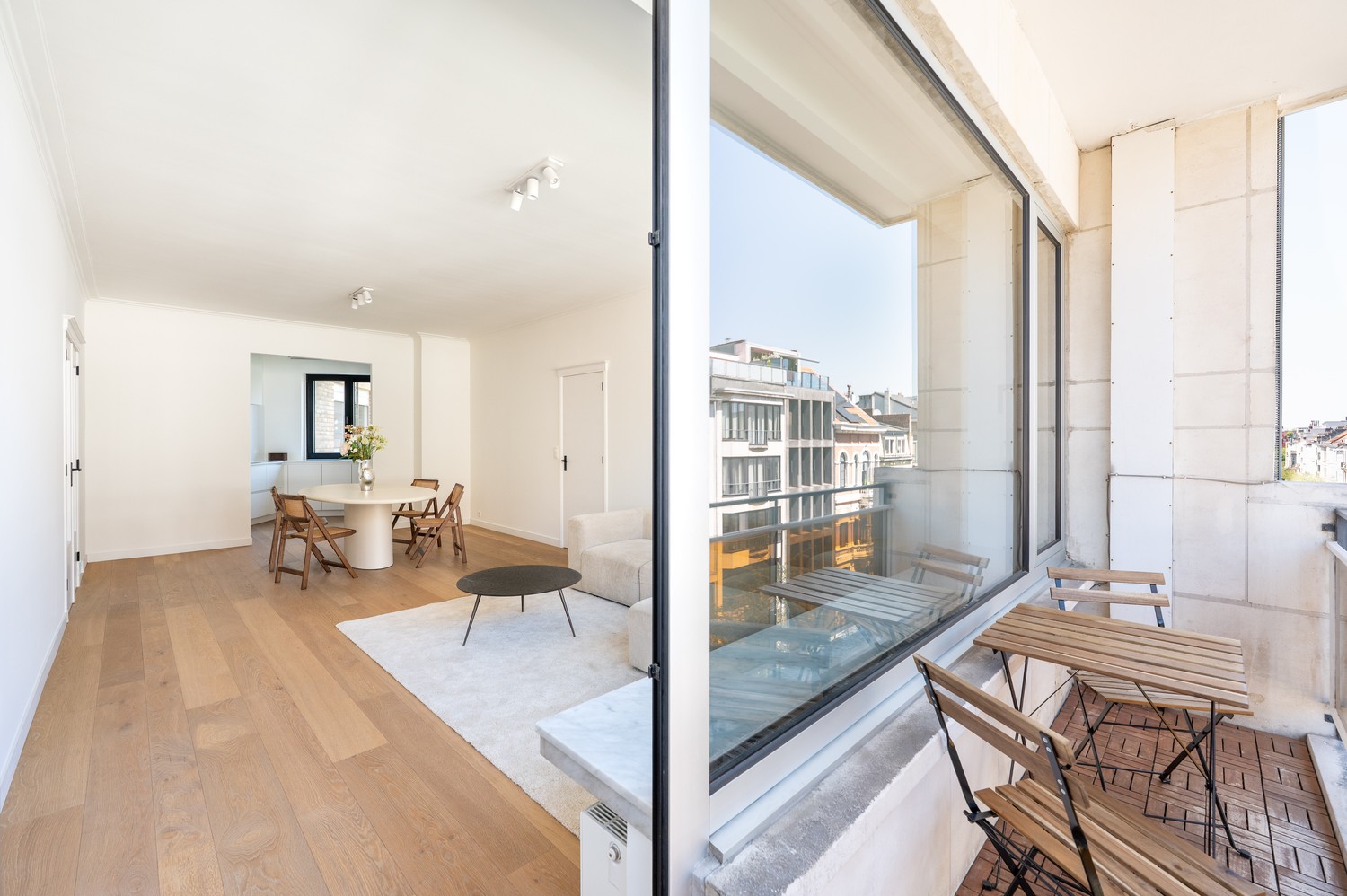 Welkom in dit stijlvol gerenoveerd appartement in het Zuid van Antwerpen. - foto 3