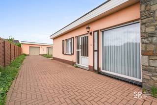Op een rustige locatie aan de rand van De Pinte bevindt zich deze te renoveren bungalow, die verrassend veel ruimte en mogelijkheden biedt. Er...