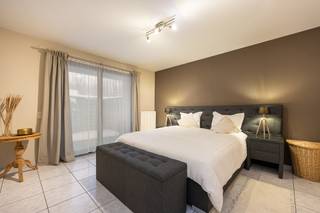 Zeer net onderhouden gelijkvloers appartement met 3 slaapkamers, garagebox en koer op wandelafstand van het centrum van Turnhout! EPC label...