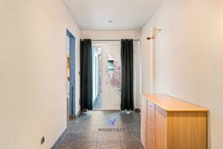 Ontdek deze ruime en lichtrijke woning, gelegen op een uiterst rustige locatie in Wieze. Met maar liefst 5 slaapkamers en een perceel van 8a10ca biedt deze woning alle comfort en ruimte voor een groot gezin of wie wonen en werken wil combineren.<br /><br />Bij het binnenkomen betreedt u de inkomhal, die meteen toegang geeft tot de ruime leefruimte en de open keuken, beide met een aangenaam zicht op de tuin. Op het gelijkvloers vindt u verder een volledig uitgeruste badkamer (douche, ligbad en dubbele lavabo), een gastentoilet, een bureauruimte, een eerste slaapkamer en een praktische bijkeuken.<br /><br />Op de eerste verdieping bevinden zich nog vier volwaardige slaapkamers en een toiletruimte (toilet nog niet aangesloten).<br />Daarnaast beschikt de woning over een dubbele garage met elektrische poort en een zolderruimte die extra uitbreidingsmogelijkheden biedt.<br /><br />Troeven op een rijtje:<br />- Zeer rustige ligging<br />- Geen renovatieverplichting<br />- Ideaal voor grotere gezinnen<br />- Conforme elektriciteitskeuring<br />- Veel opbergruimte<br />- Mogelijkheid tot combinatie wonen en werken<br /><br />Interesse of graag een bezoek ter plaatse? Contacteer Kyan via 0470/35.32.06 of kyan@woonvast.be