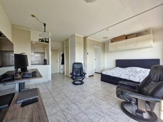 Deze studio is gelegen op de zesde verdieping van het domein Laguna Beach, een uniek privédomein van ruim 6 hectare in Knokke en Heist. Dankzij de uitzonderlijke ligging geniet U hier van een rustige en groene omgeving, terwijl de zeedijk, het strand en het Directeur-Generaal Willemspark zich op wandelafstand bevinden.<br /><br />Laguna Beach staat bekend om zijn prachtig onderhouden park, het private strand aan het meer van Heist en het binnenzwembad, waardoor bewoners het hele jaar door kunnen genieten van een aangename en ontspannen leefomgeving. Het domein biedt een unieke combinatie van natuur, rust en nabijheid van de kust.<br /><br />De studio beschikt over een praktische indeling met bijzonder veel opbergruimte, wat zorgt voor optimaal wooncomfort. De leefruimte sluit aan op een ruim terras waar U kunt genieten van een prachtig open uitzicht. Dankzij de ligging op de zesde verdieping profiteert U bovendien van een aangename lichtinval en een gevoel van ruimte.<br /><br />Een bijkomende troef is de conforme elektrische installatie, waardoor de woning onmiddellijk instapklaar is en voldoet aan de huidige normen.<br /><br />Deze studio vormt de ideale uitvalsbasis als tweede verblijf aan zee, investering of compacte vaste woonst voor wie wil genieten van alles wat de Belgische kust te bieden heeft.<br /><br />Bent U op zoek naar een verzorgde studio op een unieke locatie vlak bij zee, natuur en tal van ontspanningsmogelijkheden? Neem vandaag nog contact met ons op voor meer informatie of een bezoek ter plaatse.