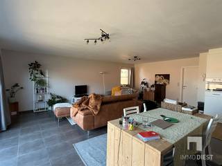 <p><span>Ruim en energiezuinig gelijkvloers appartement (95 m²) met zonnig terras in Schaffen.</span></p><p><span>Dit appartement in de Kerkstraat (Schaffen), biedt u heel wat comfort.</span></p><p><span> </span></p><p><span>Indeling:</span></p><p><span>- Grote leefruimte met open keuken </span></p><p><span>- Keuken voorzien van toestellen (vaatwasser, keramische kookplaat, combi-oven)</span></p><p><span>- Zonnig terras aan achterzijde (aansluitend op de living)</span></p><p><span>- Badkamer met lavabomeubel en bad-douchecombinatie</span></p><p><span>- Ruime berging</span></p><p><span>- Apart toilet</span></p><p><span>- Twee slaapkamers</span></p><p><span> </span></p><p><span>Ondergronds: </span></p><p><span>- Privé-parkeerplaats (nr. 3)</span></p><p><span>- Afsluitbare berging (nr. 6)</span></p><p><span>Vooraan het gebouw mag u een extra staanplaats gebruiken (uiterst rechts).</span></p><p><span> </span></p><p><span>Ontdek hier de troeven:</span></p><p><span>- Gunstige ligging: gelegen in het centrum van Schaffen (bakker, apotheek) </span></p><p><span>- Op wandelafstand van scholen en openbaar vervoer</span></p><p><span>- Vlotte verbinding naar belangrijke invalswegen</span></p><p><span>- 2 ruime slaapkamers</span></p><p><span>- Zuid-Westgericht terras</span></p><p><span>- lage gemeenschappelijke kosten</span></p><p><span> </span></p><p><span>Comfort:</span></p><p><span>- Terras aansluitend aan de leefruimte</span></p><p><span>- Handige berging in het appartement</span></p><p><span>- Ondergrondse parkeerplaats </span></p><p><span>- Kelderberging</span></p><p><span> </span></p><p><span>Bouwtechnisch:</span></p><p><span>- Praktische indeling met open leefruimte</span></p><p><span>- Veel natuurlijke lichtinval</span></p><p><span>- Ruime slaapkamers</span></p><p><span> </span></p><p><span>Energetisch:</span></p><p><span>- Energiezuinig (EPC C u heeft geen renovatieplicht)</span></p><p><span>- Zonnepanelen met certificatenopbrengst van 450 Euro/1.000kWh (tot 2029)</span></p><p><span>- Keuring elektriciteit is conform tot 2034</span></p><p><span> </span></p><p><span>Dit appartement is de ideale woonst voor wie op zoek is naar een ruim, praktisch en energiezuinig appartement in een rustige omgeving.</span></p><p><span>Het appartement wordt momenteel verhuurd aan interessante voorwaarden. Opzeg voor eigen bewoning is mogelijk.</span></p><p><span>Uiteraard ook ideaal als investering (onmiddellijk rendement).</span></p><p><span> </span></p><p><span>Interesse? Plan een bezoek in! Bel Immo Diest op het nr. +32 13 31 25 22.</span></p><p><span>Virtuele tour reeds nu te bekijken op de website <span>www.immodiest.be</span></span></p><p><span> </span></p><p><span>Bron bewoonbare oppervlakte: zie EPC</span></p>