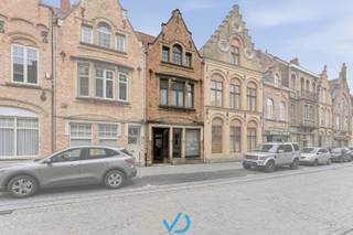 In de Diksmuidestraat, één van de belangrijkste toegangswegen naar de Grote Markt van Ieper, vinden we deze instapklare woning...