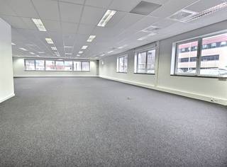 !! POSSIBILITÉ D'INVESTISSEMENT !! Espace de bureaux loué fantastiquement situé avec une superficie totale de 1 763 m² à vendre à peine à 1,5 km...