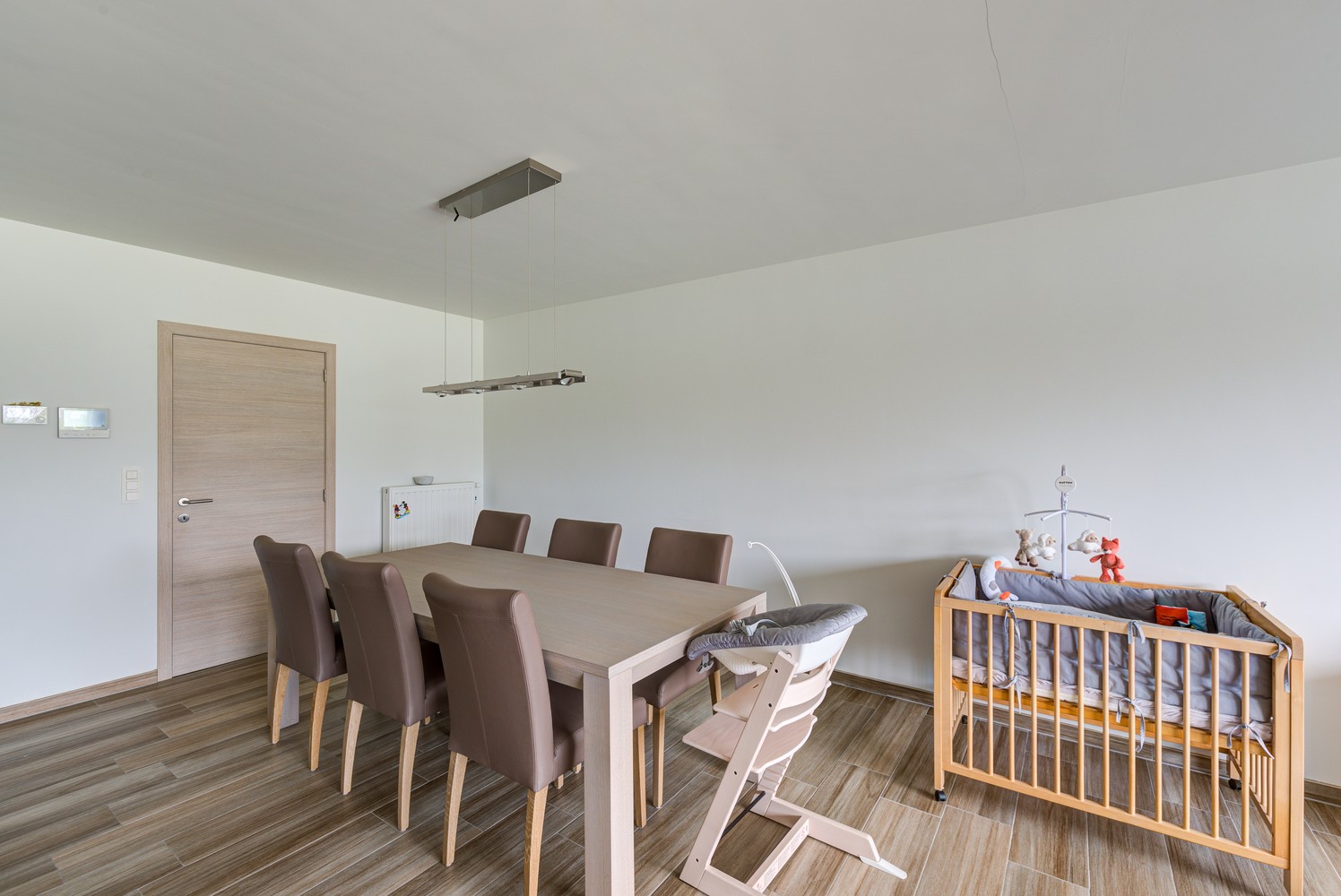 GELIJKVLOERS APPARTEMENT MET 2 SLAAPKAMERS, 2 AUTOSTAANPLAATSEN EN RUIM TERRAS TE BEVERST - foto 5