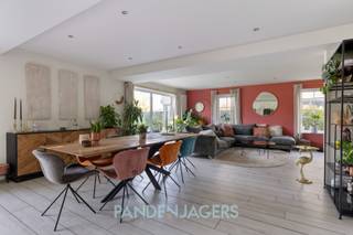 Deze recente woning uit 2018 combineert ruimte, comfort en een gunstige ligging. Deze moderne woning is reeds klaar voor de toekomst, dankzij...