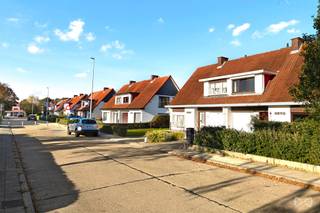 <p><span>Located on </span><strong><span>Ortolanenstraat in Kessel-Lo</span></strong><span>, this charming semi-detached house enjoys a </span><strong><span>quiet, dead-end street</span></strong><span> in a pleasant, family-friendly residential neighbourhood. The property combines a particularly peaceful setting with excellent accessibility, just a short bike ride from Leuven city centre and the railway station. Schools, shops, green parks and major transport links are also nearby. </span><strong><span>With a school on the same street, this is an ideal home for families with children.<br /><br /></span></strong><span>The property has undergone </span><strong><span>several renovations in recent years</span></strong><span>, with a strong focus on comfort, a sense of space and contemporary living. The ground floor has been opened up to create a </span><strong><span>bright and welcoming open-plan living area</span></strong><span>, offering a seamless connection to the terrace and garden. New flooring has been installed, practical built-in cupboards have been added, and a </span><strong><span>new, high-quality kitchen with beautiful finishes</span></strong><span> has been fitted.<br /><br /></span><span>Several technical and energy-efficiency improvements have also been made, including the installation of a </span><strong><span>new heating system, cavity wall insulation and a water softener</span></strong><span>.<br /><br /></span><span>The property currently offers </span><strong><span>four bedrooms</span></strong><span>, making it particularly suitable for families or anyone looking for additional space for a home office or hobby room. There is also a </span><strong><span>practical integral garage</span></strong><span>, providing convenient parking and additional storage space.<br /><br /></span><span>One of the property's highlights is its </span><strong><span>cosy and inviting garden</span></strong><span>, featuring several cosy seating areas. Whether you want to unwind, enjoy outdoor dining or entertain friends and family, the garden offers a lovely setting throughout the day.<br /><br /></span><span>Finally, </span><strong><span>the location is a major asset</span></strong><span>. The neighbourhood is known for its pleasant residential atmosphere, quiet streets and nearby green spaces. With </span><strong><span>a school on the same street</span></strong><span>, Leuven city centre and railway station within easy reach, and convenient access to the E40 motorway, this property offers </span><strong><span>the perfect combination of peaceful, family-friendly living and excellent connectivity</span></strong><span>.<br /><br /></span><strong><span>A charming family home with four bedrooms, a lovely garden and an excellent location in Kessel-Lo!</span></strong></p>