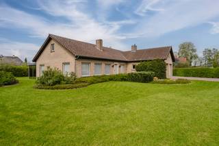 Deze verzorgde gelijkvloerse villa is gelegen op een perceel van maar liefst 1.171 m² in de rustige Lentedreef, een doodlopende straat in...