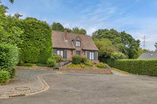 <p>In de rustige en groene Potaardestraat in Dilbeek vind je deze ruime villa, die je meteen een gevoel van thuiskomen geeft. Gelegen in een residentiële en rustige zone, biedt deze woning met haar royale perceel van 10a31 alle troeven om er je eigen plek van te maken. De brede gevel van 13 meter geeft het pand een statige, evenwichtige uitstraling, en dat gevoel van ruimte zet zich binnenin volledig door. Bij binnenkomst verwelkomt de inkomhal je met een natuurlijke overgang naar de verschillende leefruimtes. De lichtrijke woonkamer met cassette vormt het kloppende hart van de woning, ideaal om te ontspannen of samen te komen. De aangrenzende ingerichte keuken sluit hier vlot op aan, en een lichtrijk bureau biedt de mogelijkheid om thuis te werken zonder in te boeten op privacy.</p><p> </p><p>Op de eerste verdieping vind je drie ruime slaapkamers van respectievelijk 20,75 m², 12,78 m² en 12,09 m², verbonden via een praktische nachthal. De badkamer op deze verdieping biedt voldoende ruimte voor comfort. Een kelder en een inpandige garage vervolledigen de indeling en zorgen voor extra bergruimte en gemak. Deze villa uit 1977 beschikt over een terras, een tuin en een garage met bijkomende parkeermogelijkheid – ideaal voor wie graag buiten vertoeft of meerdere wagens wil stallen. Een extra troef is de mogelijkheid om de tuin verder uit te breiden, dankzij de optie om het achterliggende stuk grond aan te kopen of te huren.</p><p> </p><p>De ligging in Dilbeek combineert rust met bereikbaarheid: winkels, scholen, openbaar vervoer en een sportcentrum bevinden zich allemaal in de nabije omgeving, terwijl de rustige residentiële buurt garant staat voor een aangename leefomgeving. Wie op zoek is naar een woning met veel potentieel, een royale ruimte-indeling en een groene omgeving, vindt hier een uitgelezen kans. Liefde op het eerste gezicht? Aarzel niet en plan snel een bezoek in via ons kantoor – wij nemen je graag mee doorheen deze woning vol mogelijkheden.</p>