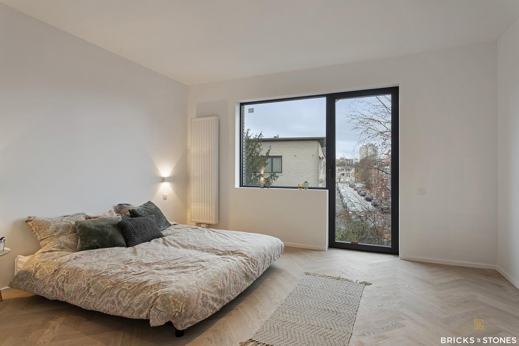 Ruim gerenoveerd 2-slaapkamer appartement met prachtig zicht - foto 5