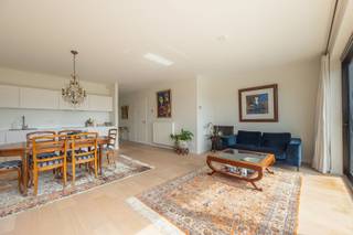 Recent (bouwjaar 2015) energiezuinig appartement met 2 slaapkamers en zonnig terras te Oud-Berchem!<br /><br />Het appartement is gelegen op de bovenste verdieping van een kleinschalig gebouw met lift en omvat: inkomhal, lichtrijke leefruimte met groot schuifraam en open, volledig geïnstalleerde keuken. <br /><br />De kwalitatief op maat gemaakte keuken beschikt over moderne toestellen en voldoende opbergruimte, met aansluitend een praktische aparte berging voor wasmachine en droogkast.<br /><br />Via het schuifraam bereikt u het zonnige terras.<br /><br />Verder beschikt het appartement over twee slaapkamers (12 m² - 6m²), waarvan een momenteel ingericht als dressing. De badkamer is voorzien van een ligbad met douchefunctie en lavabo, alsook een apart toilet.<br /><br />Het appartement is afgewerkt met authentiek eiken parket, wat zorgt voor een warme uitstraling.<br /><br />Inclusief privatieve kelderberging en gemeenschappelijke fietsenstalling.<br /><br />Gelegen in de gegeerde wijk Oud-Berchem, met een supermarkt op wandelafstand en een vlotte verbinding naar het stadscentrum met tram of fiets. In de nabije omgeving bevinden zich het Middelheimpark en Nachtegalenpark, ideaal voor ontspanning en groen.<br /><br />Belangrijkste troeven:<br /><br />•⁠ ⁠Bouwjaar 2015 met⁠ kwalitatieve afwerking<br />•⁠ ⁠EPC 90 (A-label) – energiezuinig<br />•⁠ ⁠Kleinschalig gebouw met lift (8 units)<br />•⁠ ⁠Zuidgericht terras<br /><br />71 m² bewoonbare oppervlakte (cfr EPC).<br /><br />Wenst u een bezoek of meer informatie? Dan kan u ons steeds contacteren via info@dvarealestate.be of via 03/297.00.00.