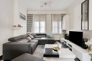 Dit verrassend ruime huis te koop aan de Vlamingdam 20 biedt een unieke combinatie van comfort, natuurlijke lichtinval en authentiek karakter. Dankzij de drie volwaardige slaapkamers en een gunstig energieprestatiecertificaat C is dit een absolute buitenkans. Wie op zoek is naar vastgoed om te kopen in Brugge, geniet hier van een rustige centrumligging en alle nodige faciliteiten voor hedendaags woongenot.<br /><br />Indeling:<br /><br />Gelijkvloers: <br />- Inkomhal <br />- Lichtrijke leefruimte<br />- Ingerichte keuken<br />- Badkamer voorzien van douche en wastafel<br />- Buitenruimte<br />- Buitenberging voorzien met aansluiting wasmachine<br /><br />Eerste verdieping: <br />- Nachthal<br />- Twee ruime slaapkamers<br />- Badkamer voorzien van douche en wastafel<br />- Overdekt terras<br /><br />Tweede verdieping: <br />- Nachthal<br />- Derde slaapkamer<br /><br />De uitstekende ligging aan de Vlamingdam in Brugge combineert de authenticiteit van het stads- en cultuurleven met een uitstekende bereikbaarheid. Op wandelafstand vindt u lokale winkels, scholen, openbaar vervoer en sfeervolle horecagelegenheden. Via de nabijgelegen stadsring verlaat u Brugge bovendien vlot met de auto.<br /><br />Neem snel contact op voor meer informatie of een bezoek ter plaatse.<br /><br />Bestuursmaatregelen in het maatregelenregister: nee