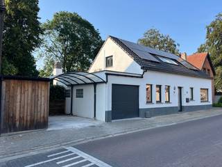 Charmante woning in Elversele met 4 slaapkamers<br /><br />Ontdek deze sfeervolle en gerenoveerde woning in het geliefde Elversele grenzend aan Waasmunster. Met 4 ruime slaapkamers, een open keuken, 2 badkamers, een gezellige koer met zonnige en groene zitruimte, een carport en een gesloten garage biedt deze woning comfort en functionaliteit voor gezinnen en handige werk/leven-situaties.<br />Dit charmante huis is heel praktisch ingedeeld en biedt vele mogelijkheden aan jonge maar ook oudere gezinnen.<br />De ligging is zeker een meerwaarde. Dichtbij grote verbindingswegen, lagere scholen zijn op wandel- of fietsafstand, leuke restaurantjes en tavernes op wandelafstand, winkelcentrum ook vlakbij. Daarenboven is Elversele een erg rustige plaats om te wonen.<br /><br />Indeling: <br />Woonoppervlakte: 144m²<br />Gelijkvloers: Inkomhal, 2 ruime kamers,<br />ruime vernieuwde badkamer met bad/douche, lavabo en toilet. Keuken met veel lichtinval en alle nodige apparaten.<br />Keuken en ruime woonkamer vloeien in elkaar. <br />Eerste verdieping: 2 grote kamers met elk een berging of dressingruimte.<br />Badkamer voorzien van 2 grote veluxramen met douche, lavabo en toilet. <br /><br />Verwarming: vernieuwde combiketel (2022), gasverwarming + airconditioning <br />(verwarming en koeling)<br />Energiezuinigheid: nieuw dak/isolatie, nieuwe ramen en deuren, 12 zonnepanelen, 3 airco’s <br /> <br />Energieprestaties: 225kw/m2<br /><br />Buitenruimte: zonnige koer/terras met leukle eethoek in het groen.<br />Inclusief ruime buitenberging.<br />Parkeren: carport voor 1 wagen + gesloten garage voor 1 wagen met nieuwe sectionale poort.<br />Grondoppervlak: 188 m2<br />Overstromingsgevoelig: geen overstromingsgevoelig gebied<br />Bouwjaar: laatst geregistreerde verbouwing 1979. 2024-2026: gerenoveerd<br />Niet Geïnd.K.I.: 525,00<br />Gelegen in: Centrum<br />Nabijheid van openbaar vervoer: ja<br />Beschikbaarheid: bij Akte (onmiddelijk beschikbaar)<br /><br />Contact: erik.symons@icloud.com Tel: 0477/177127<br />Bel of mail voor een vrijblijvende bezichtiging. Graag plannen wij een rondleiding en geven wij alle informatie.