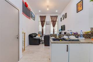 <p><span>Woning opgedeeld in 4 verhuurde appartementen te koop in Antwerpen! </span></p><p><span> </span></p><p><span>Gelegen op slechts enkele minuten </span><span>wandelen</span><span> van het </span><span>centrum van Antwerpen. Alles</span><span> bevindt zich op </span><span>wandelafstand</span><span>: winkels, supermarkten, horeca en ook het </span><span>Centraal Station</span><span> is vlot bereikbaar te voet. </span></p><p><span> </span></p><p><span>Momenteel verhuurd aan €3000/ maand, dit geeft ca 6% bruto rendement!</span></p><p><span> </span></p><p><span>Kelder</span><span> </span></p><p><span> </span></p><p><span>Gelijkvloers</span></p><p><span>Appartement met 1 slaapkamer, volledig geïnstalleerde open keuken, badkamer met douche, lavabo en toilet, stadskoer</span></p><p><span>Achterkamer gebruikt als stockruimte</span></p><p><span> </span></p><p><span>Verdieping 1</span></p><p><span>Appartement met 1 slaapkamer, volledig geïnstalleerde open keuken, badkamer met douche, lavabo en toilet, terrasje</span></p><p><span> </span></p><p><span>Verdieping 2</span></p><p><span>Appartement met 1 slaapkamer, volledig geïnstalleerde open keuken, badkamer met douche, lavabo en toilet</span></p><p><span> </span></p><p><span>Verdieping 3</span></p><p><span>Appartement met 1 slaapkamer, volledig geïnstalleerde open keuken, badkamer met douche, lavabo en toilet</span></p><p><span> </span></p><p><span>Bijzonderheden:</span></p><p><span> </span></p><p><span>- </span><span>Volledig verhuurd</span></p><p><span>- Kelder</span></p><p><span>- Dubbele beglazing met PVC</span></p><p><span>- Centrale ligging</span></p><p><span>- CV op gas</span></p><p><span>- Huuropbrengst: GLVL €650/m; stock-ruimte €300/m; V1 €550/m; V2 €700/m incl. gas en elektriciteit; V3 €800/m incl. gas en elektriciteit</span></p><p><span> </span></p><p><span>Ben jij geïnteresseerd in deze woning te koop in Antwerpen, ben je op zoek naar ander vastgoed of wens je de waarde van jouw eigendom te kennen? Dan ben je bij BOLT immo aan het juiste adres! Wij helpen jou graag verder.</span><span> </span></p><p><span> </span></p><p><span> </span></p>
