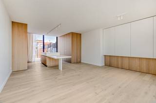 Vlakbij het strand van Koksijde, vinden we deze magnifiek afgewerkte penthouse (99m²) met 2 slaapkamers te koop in de nieuwe residentie Coxy-Dunes. Het appartement beschikt over 2 ruime terrassen van 32m² en 31m²! In de residentie kan een garage of staanplaats aangekocht worden.INDELING> 6de afdeling- inkomhal met vestiaireruimte- slaapkamer 1 met ingemaakte kasten toegang tot het terras achteraan van 32,6m²- badkamer met ruime douche en wastafel- slaapkamer 2 met ingemaakte kasten met toegang tot het zuidgericht terras vooraan van 31m², met prachtige vergezichten- lichtrijke leefruimte met ingemaakte kasten met open geïnstalleerde keuken met eiland met eetgelegenheid en toegang tot beide terrassen- extra berging> Kelder- gemeenschappelijke fietsenstalling- mogelijkheid tot aankoop garage of staanplaatsTROEVEN+ Het appartement is volledig afgewerkt: geschilderd en voorzien van parketvloeren, verlichting, gordijnen, voiles en talloze ingemaakt kasten+ Uiterst centrale ligging, vlak aan het strand, nabij het openbaar vervoer en dichtbij alle nodige winkels, kortom: de ideale ligging voor een zorgeloos verblijf aan zee!In de residentie is nog een casco penthouse (dus afwerking naar keuze) van 82m² beschikbaar, alsook een ruim afgewerkt appartement van 170m² op de vijfde verdieping!Interesse in dit prachtig appartement te koop? Aarzel zeker niet contact op te nemen met de dossierverantwoordelijke Sarah Velle via 0470 10 52 78 of sarah.velle@dewaele.com.