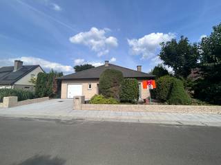 <strong>Instapklare ruime villa met 4 slaapkamers en garage.</strong><br />Bent u op zoek naar een ruime gelijkvloerse toegankelijke woning in een rustige straat? Dan is deze villa zeker iets voor u.<br /><br /><strong>Indeling</strong><br />gelijkvloers: inkomhal, living, keuken, veranda, garage, badkamer, 2 slaapkamers, bureau/slaapkamer, gezellige tuin met terras en tuinhuis<br />verdiep: 2 ruime slaapkamers, dressing en zolder<br /><br /><strong>Troeven:</strong>
<ul><li>Rustige ligging</li><li>ruime villa</li><li>alles toegankelijk op gelijkvloers</li><li>4 slaapkamers</li><li>lichtrijke veranda en living</li><li>garage</li></ul>
Bij deze woning geldt de renovatieplicht.