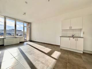 Deze instapklare studio, gelegen op de 5de verdieping is ca. 32m², goed onderhouden en van alle gemakken voorzien. <br />Er is een klein keukentje voorzien van kookfornuis (gas), koelkast en spoelbak. Ook zijn er nog voldoende kasten voor het opbergen van spullen. De badkamer werd recentelijk vernieuwd en heeft een lavabo, douche en toilet. <br />Het terras is ideaal en gelegen in het Oosten. <br /><br />Huurprijs €750,- + €50,- (provisie alg kosten en provisie water ) Elek, gas en internet is individueel.<br /><br />Kom je graag kijken? Neem gerust contact op via immo@sidimex.be of bel ons op 03 203 02 02 voor een afspraak.<br /><br />#bijonszituvastgoed