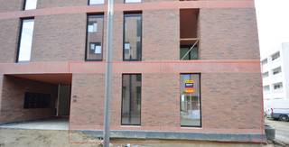 Bent u op zoek naar een energiezuinig nieuwbouw kantoor, praktijk of creatieve workspace in een gebouw met een originele architectuur en makkelijke bereikbaarheid in de nieuwste hipste woonbuurt van Aalst? Check this out!Aan de oever van de Dender groeit en bloeit de NIEUWSTE WOONBUURT PIER KORNEL. Ontwikkelaars Revive en Matexi bundelden hun krachten samen om een voormalig industrieterrein om te vormen tot een plek waar het PRETTIG WONEN EN WERKEN is voor jong en oud. Aan het water en op een BOOGSCHEUT VAN HET CENTRUM van Aalst ontdek je dit totaalconcept met een MIX aan wooneenheden, commerciële ruimtes en assistentiewoningen. Er is voor ieder wat wils. En daar stopt het dan ook niet ... Een collectieve tuin, gemeenschapsvoorzieningen, parking, aan alles werd gedacht.
Dit betreft een op de hoek gelegen lichtrijke CASCO ruimte met een opp. van 151.5 m².
(BUURT A.0.1). OPTIONELE AANKOOP ONDERGRONDSE PARKING EN EV. BERGING MOGELIJK.
Het grondaandeel valt onder het stelsel van de registratierechten en op de constructiewaarde geldt de BTW wetgeving.