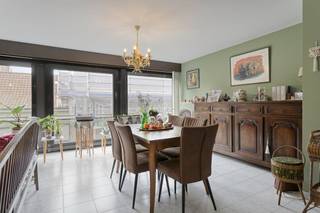 Cet appartement de 2 pièces bien entretenu, situé au premier étage, bénéficie d'un emplacement central, à quelques pas des boutiques et...