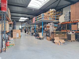 Recent magazijn van ca. 456 m² te huur in Roeselare/Beveren. Specificaties:- 456m²- polybetonvloer- 2 automatische sectionaal poorten: 4mBx4,1mH...