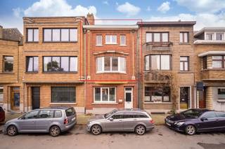 <p><span>Gezellig en volledig gerenoveerd duplexappartement op de 1ste en 2de verdieping van een charmante woning (zonder terras).</span></p><p><span>Op de eerste verdieping vind je een lichtrijke leefruimte met aansluitend een eetplaats en een moderne keuken, volledig uitgerust met toestellen. Verder is er nog een apart toilet en een handige berging.</span></p><p><span>De tweede verdieping bestaat uit een slaapkamer, een extra kamer die perfect kan dienen als bureau of dressing, een berging met aansluiting voor de wasmachine en een compacte badkamer met ligbad en lavabo.</span></p><p><span>Het appartement heeft individuele verwarming en er zijn geen extra gemeenschappelijke kosten.</span></p><p><span>Rustig gelegen, op wandel- en fietsafstand van de stad en vlakbij openbaar vervoer. De combinatie van houten vloeren, sierhaarden en moderne afwerking zorgt voor een warme en gezellige uitstraling.</span></p>