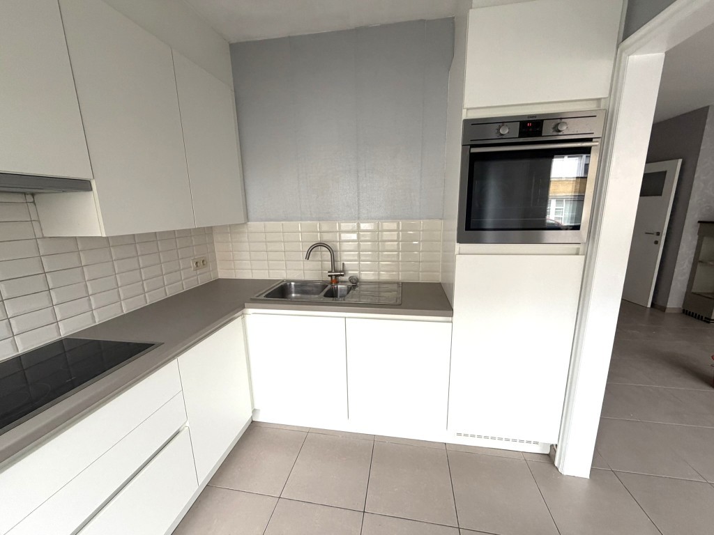 Te huur gelijkvloers appartement , gelegen op wandelafstand van de Grote Markt. Omvat: inkomhal, keuken, woonkamer, badkamer, nachthal, 2 slaapkamers en afzonderlijke garage. - foto 4