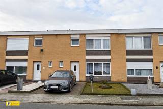 <p><span>TE KOOP in centrum Herentals :  289.000</span></p><p><span> </span></p><p><span>Deze woning ligt in een zeer rustige doodlopende straat. </span></p><p><span>We komen de woning binnen via de inkomhal. Verder vinden we beneden de woonkamer met aansluitend de eetkamer en de ingerichte open keuken. Hier werd een lichtkoepel voorzien wat zorgt voor extra daglicht.  Hiernaast bevindt zich nog een berging/wasplaats welke toegang geeft tot de tuin.</span></p><p><span>De verwarming werd recent aangesloten (met opbouwleidingen)</span></p><p><span>Op de eerste verdieping vinden we de 3 slaapkamers en de badkamer. </span></p><p><span>In de tuin bevindt zich nog een terras en tuinberging. Voor de rest is de tuin volleding geklinkerd. Tuin is bereikbaar langs achteraan via poortje.</span></p><p><span> </span></p><p><span>Interesse in deze woning?  Neem snel contact op met ons kantoor.</span></p><p><span> </span></p>