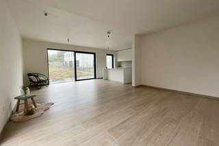 <p>Deze halfopen nieuwbouwwoning combineert hedendaags wooncomfort met een vooruitstrevende energie-efficiëntie. Dankzij het negatief E-peil woon je bijzonder zuinig, met een minimaal energieverbruik en een maximaal wooncomfort. Deze BEN-woning is uitgerust met de nieuwste duurzame technologieën, waaronder zonnepanelen, een warmtepomp, ventilatiesysteem D met warmterecuperatie, 3-dubbele zonwerende beglazing, regenwaterrecuperatie en een aansluiting voor een laadpaal.<br /><br />Bij het binnenkomen van de woning kom je in de inkomhal met gastentoilet, die toegang geeft tot een praktische bureauruimte, een lichtrijke leefruimte met eetgedeelte en een prachtig zicht op de tuin. De grote raampartijen zorgen voor een overvloed aan natuurlijk licht en creëren een aangename woonbeleving. Aansluitend bevindt zich de volledig ingerichte moderne keuken, uitgerust met kwalitatieve toestellen en voldoende bergruimte. Verder vind je op het gelijkvloers een berging/wasplaats die tevens dienst doet als technische ruimte, perfect geïntegreerd in het geheel.<br /><br />Op de eerste verdieping bevinden zich drie slaapkamers, twee badkamers elk stijlvol afgewerkt met oog voor detail en comfort. Buiten geniet je van een volledig omheinde zuidgerichte tuin met terras waar je in alle rust kan ontspannen. Voor de wagens zijn er aan de voorzijde twee parkeerplaatsen voorzien. <br /><br />EPC -10 kWh/m²<br />Grondwaarde: 135.000€ + 12% registratierechten + constructiewaarde: 400.000€ + 21% BTW<br />WGlk-Gdv-Gvkr-Gvv</p>