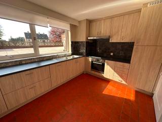 Dit zeer ruim appartement is gelegen pal op de Markt en is luxueus gerenoveerd.We begeven ons via de lift/trap naar de eerste verdieping waar we het...