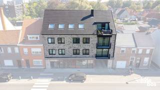 <p><span>Goed gelegen en lichtrijk appartement op de eerste verdieping, bereikbaar via de lift. Het appartement beschikt over een ruime leefruimte met veel natuurlijke lichtinval en een open, volledig ingerichte keuken voorzien van een keramische kookplaat, dampkap, combi-oven, vaatwasser en koelkast met diepvriesvak. Aansluitend aan de keuken bevindt zich een praktische berging met wasvoorziening. Verder omvat het appartement een nachthal, een afzonderlijk toilet, een badkamer met inloopdouche en enkele lavabo in meubel, en twee slaapkamers. Daarnaast beschikt het appartement over een zeer ruim terras. In het gebouw is tevens een gemeenschappelijke vuilnisberging aanwezig. Er is de mogelijkheid om een garage bij te huren. Huisdieren zijn niet toegelaten. Dankzij het uitstekende EPC-label A geniet u van een energiezuinige woonst. Plan uw bezoek eenvoudig zelf in via onze website via de knop "Maak uw afspraak online".</span></p><p><span> </span></p>