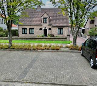 Deze woning is gelegen in het centrum van Mol-Millegem en geniet van een vlotte verbinding met omliggende gehuchten en verbindingsweg Mol-centrum,...