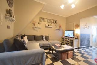 Deze standaard rijwoning in Ardooie is een ideale plek voor gezinnen die op zoek zijn naar een comfortabel en gezellig huis. Met een terras en...