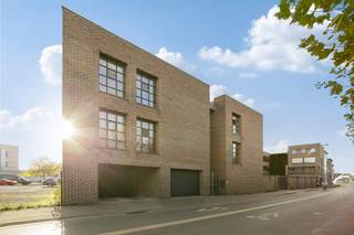 Op zoek naar een instapklaar appartement met karakter, comfort en een uitstekende ligging? Dan is dit stijlvolle appartement beslist een bezoek waard.<br /><br />Het appartement bevindt zich in een iconisch gebouw dat een belangrijke rol speelde tijdens de industriële hoogdagen van Aalst eind 19e en begin 20e eeuw. De voormalige site werd met respect voor haar geschiedenis omgevormd tot een klassevol woonproject met een uniek uitzicht op de Dender en de Aalsterse binnenstad.<br /><br />Via de inkomhal met ingemaakte vestiairekast komt u binnen in de lichtrijke leefruimte. De open keuken vormt één geheel met de woonkamer en is volledig uitgerust met alle nodige toestellen, voldoende kastruimte en een praktische aansluitende berging. Verder beschikt het appartement over een slaapkamer, een badkamer met stijlvol badmeubel en douche in bad en apart toilet.<br /><br />De kwalitatieve afwerking met onder andere natuurstenen vloeren, ingebouwde kasten en plafondhoge deuren zorgt voor een tijdloze uitstraling. <br /><br />PVC ramen met dubbele beglazing / CV op aardgas / Elektriciteit conform / Videofonie / Gunstig KI / EPC B / Elektriciteit conform / ...<br /><br />Een absolute troef is het ruime, overdekte en verlichte terras waar u in alle rust kunt genieten van de gunstige oriëntatie.<br /><br />De ligging is bijzonder centraal, op wandelafstand van het stadscentrum, het station, winkels, horeca, sport- en cultuurvoorzieningen. De bushalte bevindt zich voor de deur, er is een fietsenstalling aanwezig op het gelijkvloers en in de straat is steeds voldoende parkeergelegenheid.<br /><br />Een unieke kans voor wie stijlvol wil wonen op een historische locatie, met alle voordelen van het stadsleven binnen handbereik. Contacteer ons vandaag nog voor een bezoek.