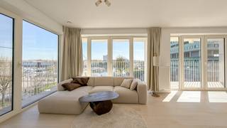 <p>Dit prachtige appartement aan het Kempisch Dok bevindt zich op de tweede verdieping van de recente realisatie "Rigadocks" naar de hand van M2 Architecten. De Rigastraat maakt onderdeel uit van de nieuwe Cadixwijk op het Eilandje. Hier is het werkelijk heerlijk genieten van groen en water, met bovendien winkels, restaurants en openbaar vervoer op wandelafstand. Een vlotte bereikbaarheid wordt gegarandeerd dankzij de nabijheid van enkele belangrijke invalswegen.<br /><br />Dankzij de hoekligging van het appartement is de leefruimte met grote raampartijen zalig licht. Op de aangrenzende terrassen is het gezellig vertoeven met een open zicht op de jachthaven van het Kempisch dok. De leefruimte werd voorzien van een warme parketvloer voor een uiterst knusse sfeer. De geïnstalleerde keuken met kookeiland bevindt zich aansluitend en is voorzien van alle nodige toestellen: kookvuur, koelkast, vaatwasser en combi-oven.<br /><br />De nachthal geeft toegang tot de twee slaapkamers, eveneens op parket. Beide kunnen gebruik maken van de badkamer met bad/douchecombinatie, dubbele wastafel en toilet.<br />Een gastentoilet is apart voorzien in de inkomhal.<br /><br />Een praktische berging met aansluiting voor een wasmachine vervolledigt het appartement.<br /><br />Een staanplaats in de ondergrondse garage is bij te huren aan 130 Euro per maand.<br /><br />Gemeenschappelijke lasten: 100 Euro per maand.<br />Provisie op het verbruik van verwarming: 50 Euro per maand.<br />De nutsvoorzieningen water en elektriciteit zijn privé op te nemen door de huurder.<br /><br />Beschikbaar vanaf 1 oktober 2026.</p>