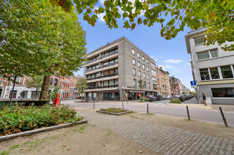 UNIEK INSTAPKLAAR ZEER GEZELLIG  PENTHOUSE MET TERRAS VAN BIJNA 80 M! MET ZICHT OP HET MOOISTE PLEINTJE VAN DE STAD - photo 1