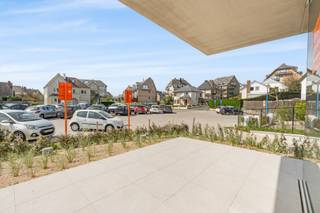 Geniet van luxe en duurzaamheid in dit prachtig nieuwbouwappartement op wandelafstand van de zee. De royale living met moderne open keuken vormt een lichtrijk geheel, dat naadloos aansluit op het grote terras voor een optimaal vakantiegevoel. Dit energiezuinige appartement is klaar voor de toekomst dankzij een EPC A-attest en geothermische verwarming. Met twee ruime slaapkamers, een praktische aparte berging en een gemeenschappelijke fietsenberging is aan alle comfort gedacht. Bovendien is er de mogelijkheid tot de aankoop van een garage. Een unieke kans op een stijlvolle en zorgeloze thuis aan de kust!