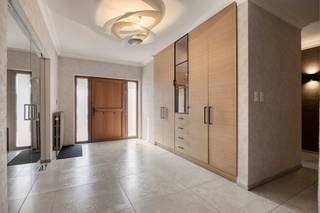 Tijdloze, volledige gerenoveerde villa op een perceel van 16a 81ca in Riemst.<br /><br />Deze stijlvolle en karaktervolle villa is gelegen aan de Visésteenweg 187 in Riemst, op een uitstekende locatie op slechts 2 km van het centrum en alle dagelijkse voorzieningen. <br />In korte tijd bereikt u Maastricht, Tongeren, winkels, scholen en andere belangrijke faciliteiten. De autosnelweg bevindt zicht op 3 km.<br /><br />De woning onderging in 2017 een totaalrenovatie en combineert vandaag tijdloze architectuur, hedendaags comfort en een uitzonderlijk ruim woonvolume. Gelegen op een perceel van 16A81CA beschikt deze villa over een woonoppervlakte van maar liefst 450m².<br /><br />Ook op vlak van energiecomfort scoort deze woning uitstekend met een EPC van 172 kWh/m² label B. Verder is de villa uitgerust met rolluiken, domotica, 35 zonnepanelen (ca.10.000 kWh/jaar), twee condensatieketels, een regenwaterput, muur- en dakisolatie en tal van andere kwaliteitsvolle voorzieningen.<br /><br />Indeling is als volgt:<br />Bij het betreden van de woning valt meteen de ruime en lichtrijke leefruimte van 62m² op. Deze is ingedeeld in een gezellige zitruimte met ingebouwde haard en een aangename eetruimte. De moderne eilandkeuken is volledig uitgerust met alle hedendaagse kookcomfort en sluit aan op een praktische bergruimte. <br />De royale veranda vormt een prachtige overgang naar de tuin en biedt een fraai uitzicht op de tuin met vijver en de achterliggende groene landschappen. <br />Verder bevinden zich op het gelijkvloers 3 volwaardige slaapkamers, 2 ingerichte badkamers, een wasplaats, een ruime inkomhal met aangebouwde vestiaire en een gastentoilet.<br />De dubbele inpandige garage is voorzien van sectionaalpoorten. <br />De woning is onderkelderd met diverse bergruimten en een kruipkelder.<br /><br />De verdieping omvat extra 3 slaapkamers, een badkamer en een ruime zolderkamer.<br />De master bedroom beschikt over een aansluitende dressing. De ruime slaapkamer van 45m² leent zich perfect als hobbyruimte, fitness of bureel. <br />De zolderruimte biedt mogelijkheden voor verdere inrichting van de woning.<br /><br />Enkele van de voornaamste troeven van deze woning zijn:<br />- Uiterst ruime en lichtrijke woning met 6 slaapkamers en 3 badkamers.<br />-Goed onderhouden en 100% instapklaar<br />-Energiezuinig met label B (172 kWh/m²)<br />-Volledig gerenoveerd in 2017 <br />-35 zonnepanelen met een opbrengst van ca. 10.000 kWh/jaar)<br />-Dak- en spouwisolatie<br />-Domotica en rolluiken<br />-Mooi perceel met vijver en vrij uitzicht op achterliggend groen<br />-Veel opbergruimte, dubbele inpandige garage, ruime kelder en uitbreidbare zolderruimte.<br /><br />Voor meer info of een bezoek ter plaatse, contacteer ons op 0473 79 29 30 of mail naar luc@vestio.com