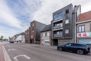Instapklare praktijkruimte in recent gebouw met uitstekende bereikbaarheid. <br /><br />Bent u op zoek naar een moderne en professioneel ingerichte praktijkruimte? Dan is deze recent gebouwde praktijk de ideale uitvalsbasis voor uw professionele activiteiten.<br /><br />We betreden de praktijk in de onthaalruimte waar u uw cliënten op een aangename manier kan verwelkomen. Daarnaast zijn er twee afzonderlijke praktijkruimtes, ideaal voor zelfstandige zorgverleners, therapeuten of andere vrije beroepen.<br /><br />Verder is de praktijk uitgerust met een volledig geïnstalleerde keuken, wat zorgt voor extra comfort tijdens de werkdag. Dankzij het aanwezige alarmsysteem geniet u bovendien van een veilige werkomgeving.<br /><br />Bij het pand zijn twee private parkeerplaatsen achter het gebouw in de prijs begrepen, waardoor zowel u als uw cliënten steeds gemakkelijk kunnen parkeren.<br /><br />Een gunstig EPC werd bekomen door de recente leeftijd, isolatie, prima in orde schrijnwerk en ramen, centrale verwarming op gas en de aanwezige airco's. <br /><br />Bent u benieuwd en wenst u de volgende stap te nemen in uw ondernemerschap? Maak dan uw afspraak via info@immovl.be of bel het nummer 014 58 02 08!
