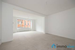 AlgemeenOp de eerste verdieping van dit volledig gerenoveerd appartementsgebouw vinden we dit ruime appartement met 3 slaapkamers. De centrale...