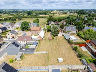 [[ DIT PAND NEEMT DEEL AAN DE ERA OPEN HUIZEN DAG OP 19/9 VAN 11:00 TOT 12:00 ]]
<p><strong>Ben je op zoek naar een ruime halfopen bebouwing met veel mogelijkheden in Haaltert? Dan heeft deze woning aan de ’s Gravenkerselaar 54 alles in huis om jouw aandacht te trekken.</strong> Dankzij de rustige ligging én de vlotte bereikbaarheid combineert deze eigendom comfortabel wonen met een uitstekende verbinding naar winkels, scholen en openbaar vervoer.</p>

<p>De woning beschikt over een bewoonbare oppervlakte van 183 m² op een perceel van 208 m² en biedt verrassend veel ruimte. Op het gelijkvloers vind je een lichtrijke leefruimte, twee volwaardige slaapkamers, een keuken met aansluitende berging, een badkamer, apart toilet en een veranda die uitgeeft op een extra ruime berging. Daarnaast is er toegang mogelijk tot de kelder via de berging naast de keuken.</p>

<p>De ruime zolderverdieping biedt bijkomende mogelijkheden voor extra slaapkamers, een bureau of hobbyruimte. Buiten geniet je van een terras, een zeer ruime oprit en een praktische garage.<br /><br />Extra interessant: indien dit je eerste aankoop is en je aan de voorwaarden voldoet, kan je mogelijk genieten van het verlaagde registratietarief van 2%. Bovendien bestaat er bij interesse de mogelijkheid om bijkomende grond achter de woning aan te kopen, wat extra potentieel biedt.</p>

<p>Met een EPC-score F is de renovatieverplichting van toepassing, waardoor je de woning volledig naar eigen stijl en hedendaags comfort kan vernieuwen.</p>

<h3><strong>Troeven van deze woning in Haaltert:</strong></h3>

<p>✔️ Halfopen bebouwing met veel ruimte</p>

<p>✔️ 183 m² bewoonbare oppervlakte</p>

<p>✔️ Twee slaapkamers en uitbreidingsmogelijkheden op zolder</p>

<p>✔️ Veranda en grote berging</p>

<p>✔️ Garage en zeer ruime oprit</p>

<p>✔️ Rustige ligging met vlotte bereikbaarheid</p>

<p>✔️ Nabij winkels, scholen en openbaar vervoer</p>