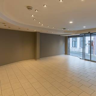 In het centrum van Hamme kan je dit prachtig en statig handelspand terug vinden. Het handelspand heeft jaren dienst gedaan als succesvolle...