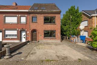 <u>Vraagprijs: 179.000 EURO</u><br /><br />✨ Een woning die u volledig naar uw eigen smaak en wensen kunt omvormen? Dan is deze ruime woning in de Nieuwstraat 27 te Sint-Baafs-Vijve een unieke opportuniteit. Gelegen op een perceel van 321 m² en met een bewoonbare oppervlakte van maar liefst 183 m², vormt deze eigendom de ideale basis voor wie een totaalrenovatie niet uit de weg gaat.<br /><br />🔨 De woning biedt een zee aan ruimte en indelingsmogelijkheden. Zowel het gelijkvloers als de eerste verdieping kunnen volledig naar eigen inzicht worden ingericht. Bovendien beschikt de woning over een ruime, geïsoleerde en gevloerde zolder, die zich perfect leent als royale master bedroom 🛏️, hobbyruimte of extra leefverdieping. Via de zolder is er bovendien toegang tot een extra opbergzolder. Er zijn ook<strong> 18 zonnepanelen</strong> aanwezig.<br /><br />📦 Verder heeft de woning bijzonder veel praktische bergruimte of mogelijkheden voor een werkatelier.<br />🌳 Buiten geniet u van een volledig omheinde koer, waar u in alle privacy een aangename buitenruimte kunt creëren.<br />💡 Deze woning vraagt een grondige en volledige renovatie, maar biedt tegelijkertijd een uitzonderlijke kans om een eigendom volledig af te werken volgens de hedendaagse woonnormen en uw persoonlijke stijl.<br /><br /><u>📍 Ligging</u><br />De woning is gelegen in Sint-Baafs-Vijve, een rustige en aangename deelgemeente van Wielsbeke. Hier woont u in een landelijke en rustige omgeving, terwijl winkels 🛍️, scholen 🎓, openbaar vervoer 🚍 en andere dagelijkse voorzieningen zich op korte afstand bevinden. Bovendien geniet u van een vlotte verbinding naar Waregem, Wielsbeke en de omliggende gemeenten, evenals een goede bereikbaarheid via belangrijke invalswegen.<br /><br />🏡 Bent u op zoek naar een woning boordevol potentieel, waar u uw eigen woonverhaal kunt schrijven? Dan is dit renovatieproject beslist een bezoek waard! ✨<br />Bel Dominique voor meer info of een bezoek! <strong>+32 476 77 31 31</strong> of<strong> dominique@vastgoedcanniere.be.</strong><br /><br />
