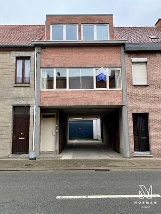 Ontdek deze verzorgde en instapklare bel-etagewoning, ideaal gelegen nabij centrum van Kuurne. De woning combineert comfort met een praktische indeling en beschikt over een aangenaam zonnig terras.<br /><br />Indeling:<br /><br />Op de eerste verdieping: ruime leefruimte met een moderne, volledig ingerichte open keuken voorzien van koelkast met diepvries, oven, kookplaat en dampkap.<br />Aansluitend een gezellig terras waar je in alle rust van de zon kunt genieten.<br />Gastentoilet op de leefverdieping.<br /><br />Op de tweede verdieping bevinden zich:<br />3 slaapkamers, waarvan momenteel één ingericht is als bureau en één als berging/dressing.<br />Badkamer met douche, lavabo in meubel en toilet. Zolder met steektrap.<br /><br />Op het gelijkvloers is er bovendien een praktische berging en een technische ruimte met de cv-installatie.<br /><br />Troeven:<br /><br />✔ Centrale ligging<br />✔ Zonnig terras<br />✔ Centrale verwarming