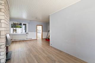 Deze woning is rustig gelegen in een doodlopende straat, vlak bij het centrum van Hoevenen. Dankzij de gunstige ligging bevinden winkels en openbaar vervoer zich op wandelafstand en zijn ook de belangrijkste invalswegen vlot bereikbaar.<br /><br />Bij het betreden van de woning komt u terecht in de inkomhal, die toegang biedt tot de gezellige leefruimte. Aansluitend bevinden zich de keuken en de veranda.<br /><br />De keuken is uitgerust met een dubbele spoelbak met verlek, een keramische kookplaat, een dampkap en voldoende kastruimte. Verder beschikt het gelijkvloers over een badkamer met ligbad, toilet en lavabo, evenals een aparte wasruimte met aansluitingen voor een wasmachine en droogkast.<br /><br />Via de keuken bereikt u de veranda, die uitgeeft op de ruime tuin. Achteraan de tuin bevindt zich een praktisch bijgebouw, voorzien van elektriciteit en water. Bovendien is de tuin ook rechtstreeks bereikbaar via de privatieve zijdoorgang links naast de woning.<br /><br />Op de eerste verdieping bevinden zich drie slaapkamers, die elk voorzien zijn van rolluiken.<br /><br />Troeven:<br />+ 3 slaapkamers met rolluiken<br />+ Ruime tuin<br />+ Bijgebouw met elektriciteit en water<br />+ Privatieve zijdoorgang naar de tuin<br />+ Rustige ligging in een doodlopende straat<br />+ Vlak bij het centrum van Hoevenen<br />+ Winkels en openbaar vervoer op wandelafstand<br /><br />Interesse in deze woning? Neem dan contact op met VB Vastgoed via 03 337 50 70 of info@vbvastgoed.be en plan uw bezoek!