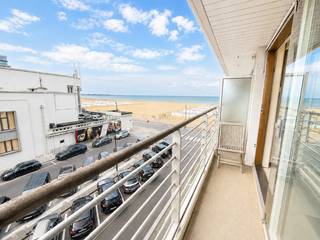 Op zoek naar een aangename uitvalsbasis aan zee, op een topligging in Knokke? Dit ruime appartement combineert een uitstekende ligging met een comfortabele indeling, twee slaapkamers en een prachtig zijdelings zicht op strand en zee.<br /><br />De lichtrijke woonkamer beschikt over een gezellige zit- en eethoek en geeft rechtstreeks toegang tot het terras aan de voorzijde. Dankzij de zuidwestelijke oriëntatie is dit een heerlijke plek om te genieten van de middag- en avondzon, met de kustlijn en de zee als decor.<br /><br />De open keuken sluit mooi aan op de leefruimte en is uitgerust met onder meer een vaatwasser. Aansluitend bevindt zich een praktische berging.<br /><br />Het appartement beschikt over twee volwaardige slaapkamers, elk met toegang tot het terras aan de achterzijde. De eerste slaapkamer heeft een aansluitende badkamer met ligbad, lavabo en toilet. De tweede slaapkamer beschikt over een eigen douchekamer met douche en lavabo. Daarnaast is er een afzonderlijk gastentoilet en een inkomhal.<br /><br />Ook op het vlak van bergruimte scoort het appartement goed: op de ondergrondse verdieping beschikt u over een privatieve kelderberging, naast de gemeenschappelijke fietsenberging.<br /><br />Troeven<br />- Prachtig zijdelings zicht op strand en zee<br />- Zuidwestelijk georiënteerd terras<br />- Twee volwaardige slaapkamers, elk met toegang tot een terras<br />- Twee badkamers<br />- Uitstekende ligging in Knokke<br />- Gemeenschappelijke fietsenberging<br />- Mogelijkheid tot aankoop van een garagebox in de residentie (150.000 euro)<br /><br />Een appartement waar u meteen kunt genieten van alles wat Knokke te bieden heeft: de zee en het strand vlakbij, winkels en restaurants binnen handbereik en bovenal een heerlijk gevoel van vakantie, het hele jaar door.<br /><br />Bent u op zoek naar een tweede verblijf, pied-à-terre of comfortabele woonst aan de kust? Plan dan zeker een bezoek en ontdek zelf de ligging, het uitzicht en de aangename indeling van dit appartement.