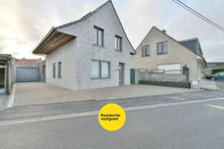 Welkom in deze energiezuinige, vrijstaande woning met carport, rustig gelegen op een landelijke locatie in het charmante Kortemark. Dankzij de vlotte verbindingen naar zowel het centrum van Kortemark als Torhout geniet u hier van een ideale combinatie van rust en bereikbaarheid. Deze instapklare woning beschikt bovendien over een gunstig energielabel B.<br /><br />Bij het binnenkomen wordt u verwelkomd in de inkomhal met gastentoilet, die toegang biedt tot de aangename leefruimte. De lichtrijke living omvat een mooi ingedeelde zit- en eethoek, waarbij de pelletkachel zorgt voor extra gezelligheid. Aansluitend bevindt zich de volledig uitgeruste, zonovergoten keuken met zicht op de fraai aangelegde tuin. Grenzend aan de keuken treffen we de volledig ingerichte badkamer. Verder is er een praktische berging met aansluiting voor wasmachine en droogkast.<br />Op de bovenverdieping bevinden zich drie slaapkamers. Extra bergruimte is voorzien op de zolder.<br />Buiten geniet u van een ruim terras, een verzorgde tuin, een halfopen carport met elektrische poort en een handig tuinhuis.<br /><br />Deze woning combineert comfort, energiezuinigheid en een rustige ligging — een ideale thuis voor wie zoekt naar ruimte en kwaliteit.<br />De vermelde prijs is een richtprijs; elk bod, hoger of lager, wordt voorgelegd aan de eigenaar die zich het recht voorbehoudt om dit te aanvaarden of te weigeren.<br />Neem voorsprong met een vrijblijvende, gratis schatting van uw eigendom via:<br />www.residentievastgoed.be/gratisonlineschatten