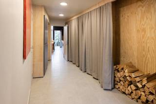 In de www.simonstevinstraat85.be in Kortrijk stellen we je graag een woning voor waar je qua invulling verrassend veel kanten mee uit kunt. Op het gelijkvloers vinden we een inkomhal met gastentoilet, een ruime berging, een mooie leefruimte met open keuken en een toffe buitenruimte. De eerste verdieping bestaat uit een slaapkamer, een comfortabele badkamer, een dressing en een polyvalente ruimte (bureau, extra slaapkamer, hobbykamer, ...). De tweede verdieping werd ingericht als een aparte studio met slaaphoek, badkamer, keukentje én een klein dakterras. Ideaal dus voor wie graag wat extra flexibiliteit in huis heeft. Denk aan een studerende zoon of dochter die nog thuis woont maar toch graag wat zelfstandigheid heeft, een inwonend familielid of zelfs co-housing. Als extra troef, wordt samen met de woning een garage verkocht aan de overkant van de straat! Deze is inbegrepen in de Kick-Off prijs.<br /><br />HOMERUN: Op zondag 20 september ben je van harte welkom op de Homerun van deze woning. Via www.simonstevinstraat85.be kan je een afspraak inplannen. Eveneens via de website verneem je veel meer, zoals een uitgebreide omschrijving, foto's, 360° rondgang, documenten, …  <br /><br />KICK-OFF PRIJS: De vermelde prijs is een Kick-Off prijs waarop een eenmalig bod kan uitgebracht worden (zowel boven als onder de Kick-Off prijs). Dankzij het kwaliteitslabel van Henry Houser ben je zeker dat de biedingen correct verlopen zonder dat er een opbodspel gehouden wordt!