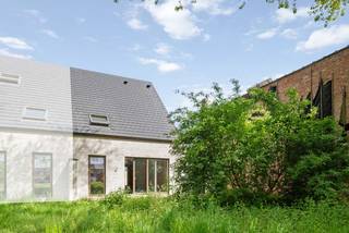 In de Vlasschaard in Heule (Kortrijk) realiseert Dumobil in het nieuwbouwproject Lijsternest deze moderne halfopen nieuwbouw (lot 15) met zadeldak.Deze woning is reeds deels opgebouwd en kan bezichtigd worden.<br /><br />Je komt via de inkomhal binnen in een open leefruimte met aansluitend een kwalitatief ingerichte keuken mét eiland. Er zijn 3 slaapkamers en een vaste trap richting een extra zolderkamer. De badkamer heeft een dubbele wastafel, douche én bad. De toiletten zijn apart. Duurzaam uitgerust met een geothermische warmtepomp, vloerverwarming, zonnepanelen en een ventilatiesysteem type D. Er is een voortuintje met oprit. Aan de carport is een aangebouwde berging voorzien waar je doorheen kan lopen tot in de tuin.<br /><br />De woning wordt door ons na aankoop nog verder instapklaar afgewerkt naar jouw wens. Hier geniet je van de Dumobil-kwaliteit.<br /><br />Deze all-inprijs excl. kosten omvat een volledig afgewerkte, instapklare woning met álle voorzieningen en omgevingswerken inbegrepen. De totale kostprijs inclusief wettelijke kosten waaronder registratierechten, btw, notariskosten en aansluitingskosten kan je eenvoudig bekijken op onze <u><strong>website</strong></u>: <u><strong>dumobil.be/nl/woonprojecten/projecten/lijsternest-heule-kortrijk</strong></u> En/of contacteer onze bouwadviseur Sam Borrey voor meer info: 0483/21.01.33 | sam@dumobil.be