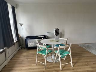 Appartement met 2 slaapkamers te koop in rustige buurt van Merksem<br /><br />Ben je op zoek naar een eerste eigen woning of een interessante investering? Dan is dit appartement zeker een kijkje waard.<br /><br />Het appartement ligt in een rustig gebouw met slechts 6 appartementen en beschikt over een ruime, lichtrijke woonkamer met open keuken. Er zijn twee slaapkamers: één ruime slaapkamer en een tweede, kleinere kamer die perfect kan dienen als kinderkamer, bureau of berging. <br />Daarnaast ook nog een badkamer met douche en een aparte wc. <br /><br />Het appartement is netjes onderhouden, maar kan hier en daar een opfrisbeurt gebruiken. Ideaal dus om het helemaal naar je eigen smaak in te richten.<br /><br />De ligging is een grote troef. Je woont in een rustige wijk in Merksem, met een grote speeltuin recht tegenover het gebouw. Winkels, openbaar vervoer en de autosnelweg liggen vlakbij, waardoor alles gemakkelijk bereikbaar is.<br /><br />Momenteel is het appartement verhuurd. De huurder is op zoek naar een andere woning, maar staat er eventueel ook voor open om te blijven. Daardoor is dit appartement zowel interessant voor wie er zelf wil wonen als voor wie op zoek is naar een opbrengsteigendom.<br /><br />Pluspunten:<br /><br />Appartement van 85m2 <br />Ruime woonkamer met open keuken<br />2 slaapkamers, klein terras met ingemaakte kast aansluitend aan de 2de slaapkamer. <br />Kelder<br />Kleinschalig gebouw met 6 appartementen<br />Rustige ligging<br />Speeltuin aan de overkant<br />Dicht bij winkels, openbaar vervoer en de autosnelweg<br />Ideaal voor starters of investeerders<br />Garage 33m2 optioneel aan te kopen voor €28.000<br />EPC D - 306<br />Electriciteit conform, attest geldig tot 2045<br /><br />Heb je interesse of wil je graag een bezoek plannen? Neem gerust contact op.